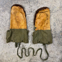 Load image into Gallery viewer, Vintage Military Cold Weather Gloves/Mittens
